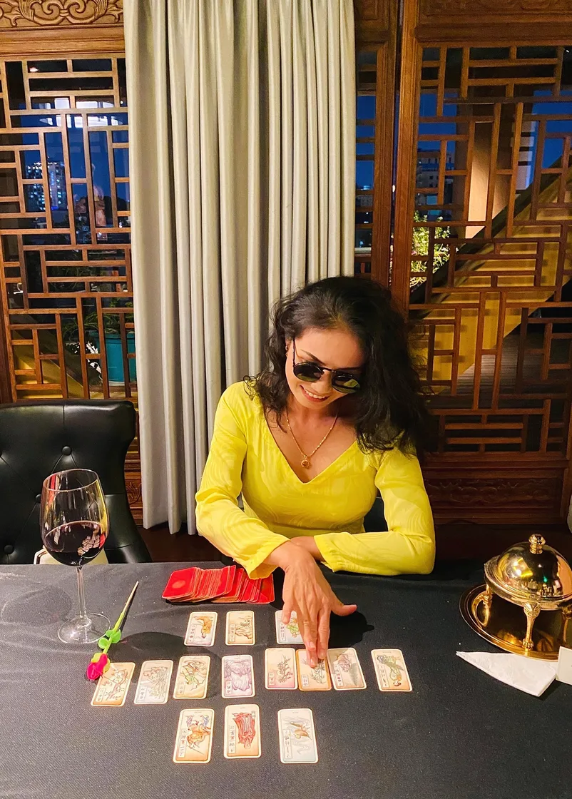 Client choosing Mahjong tiles during a reading
